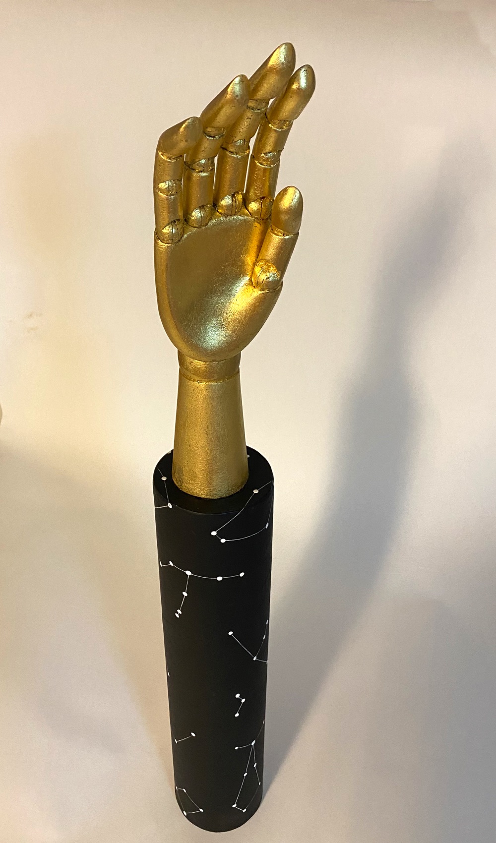 La Mano Dorada, La Mano De Dios